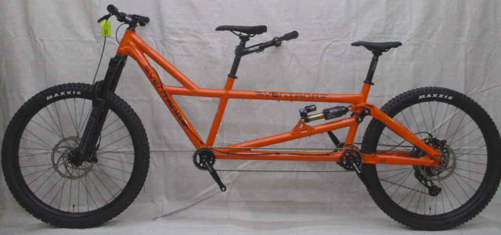 Ventana Grizzly MTB-Tandem. Voller Aufbau, linke Seite, Farbe Mango Tango
