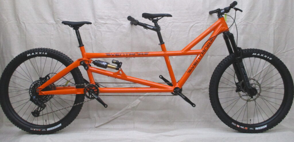 Ventana Grizzly MTB-Tandem. Voller Aufbau, rechte Seite Farbe Mango Tango
