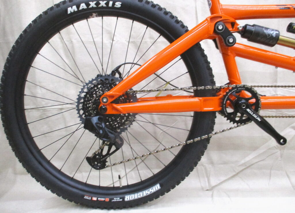 Ventana Grizzly MTB-Tandem, Hinterbau mit Hinterrad, linke Seite Farbe Mango Tango