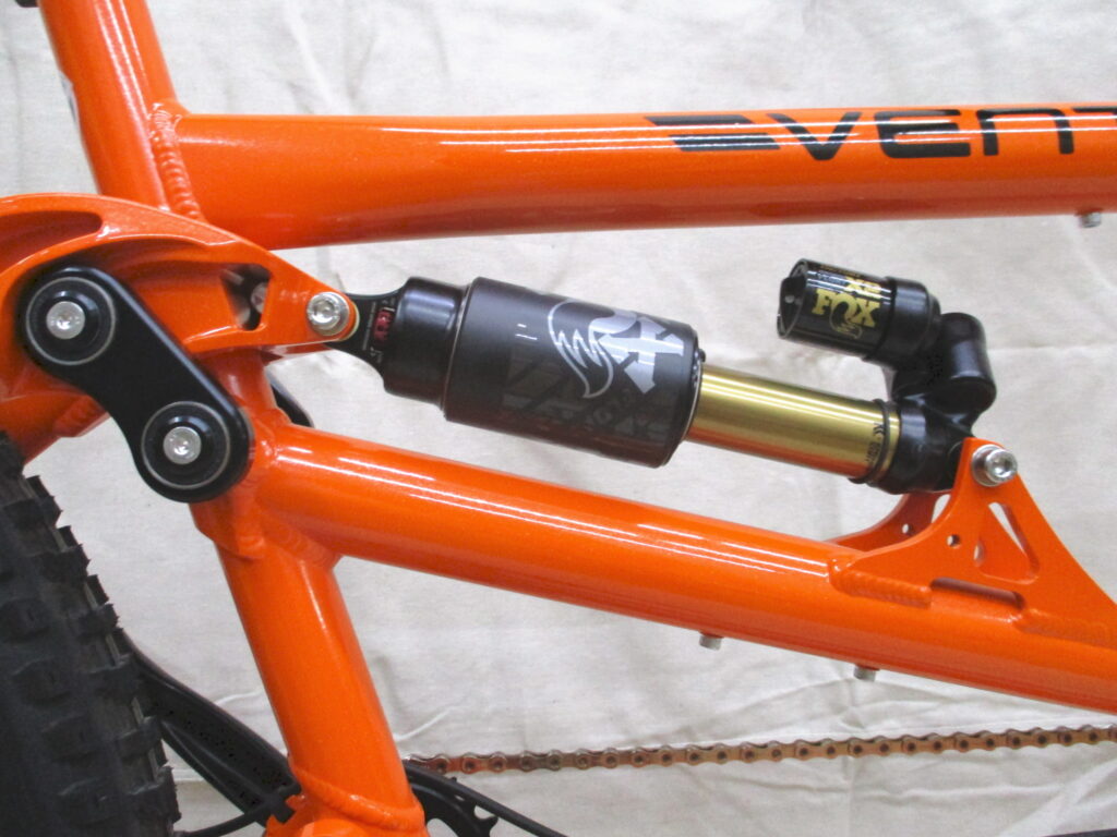 Ventana Grizzly MTB-Tandem, Linkage mit Dämpfer von links Farbe Mango Tango