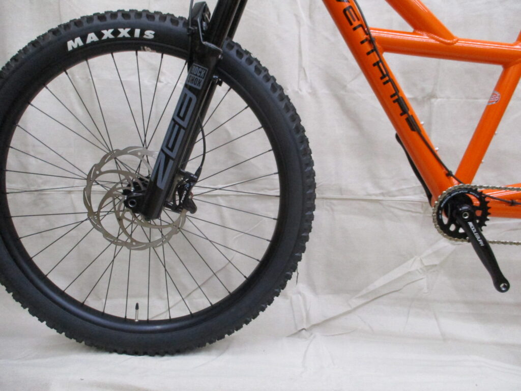 Ventana Grizzly MTB-Tandem Gabel mit Vorderrad von links Farbe Mango Tango